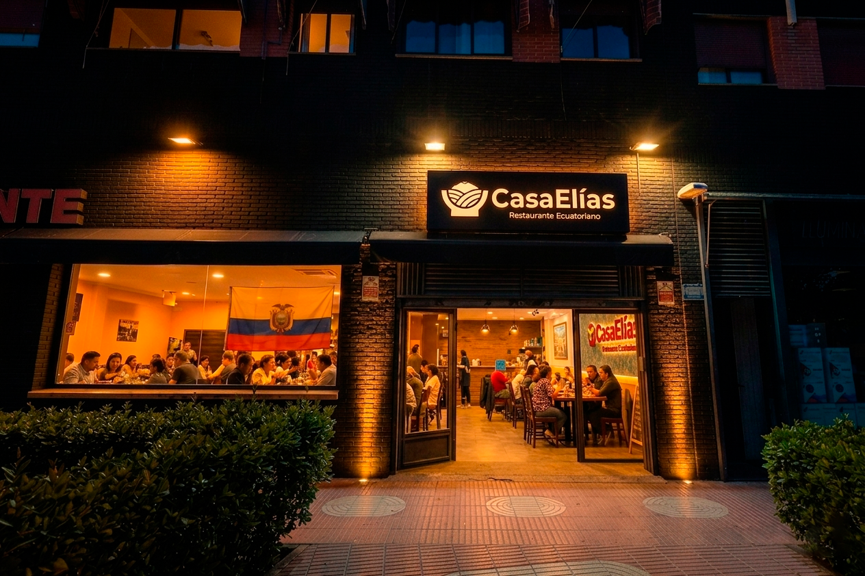Fachada nocturna de Casa Elías con el cartel iluminado