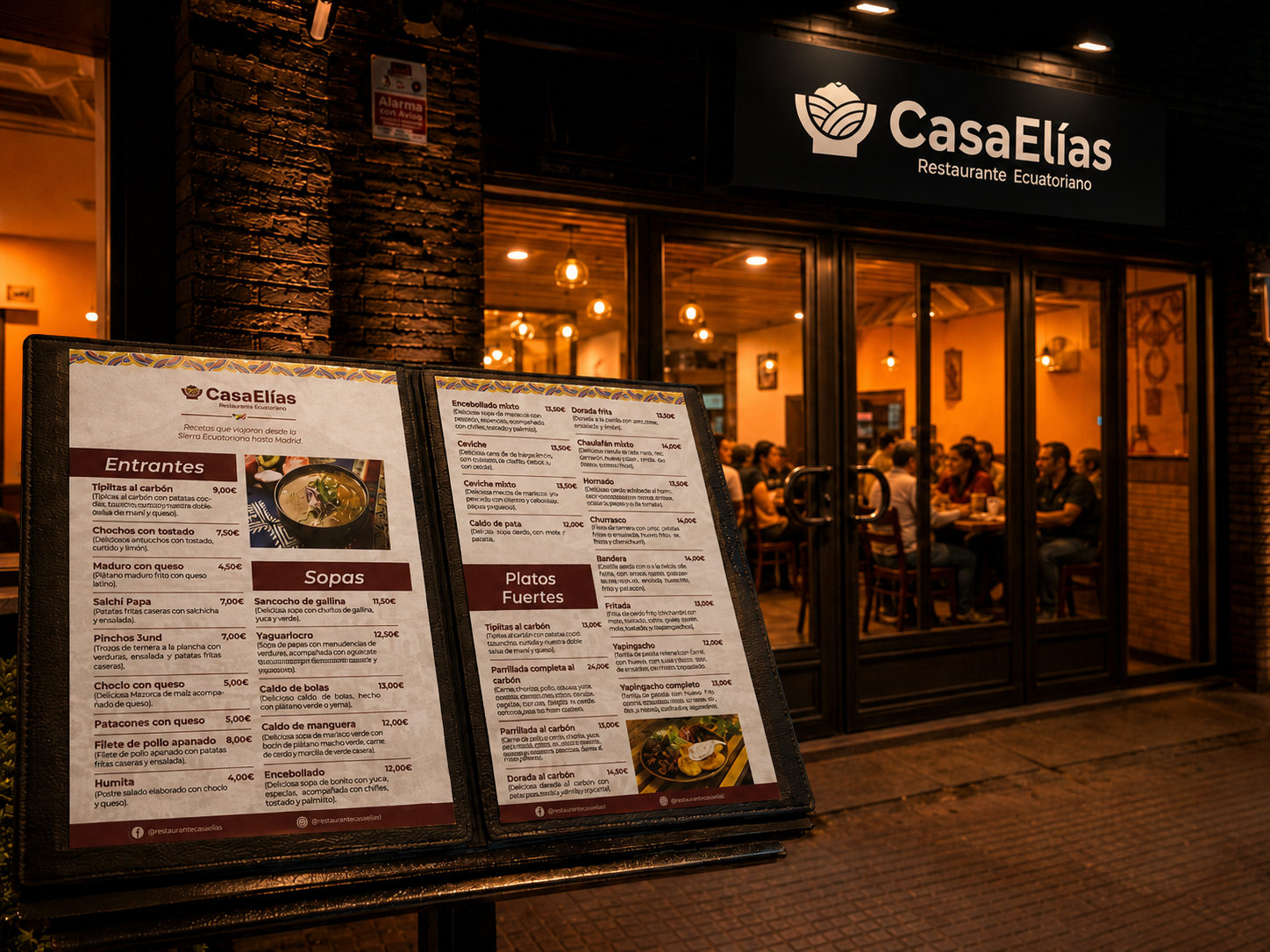 Menú de Casa Elías presentado en el exterior junto al cartel de fachada nocturno