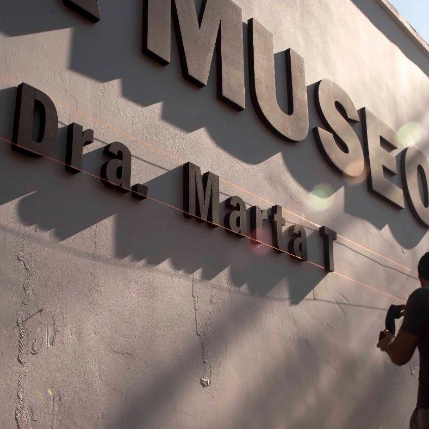 Colocación de las letras corpóreas de Casa Museo en el edificio