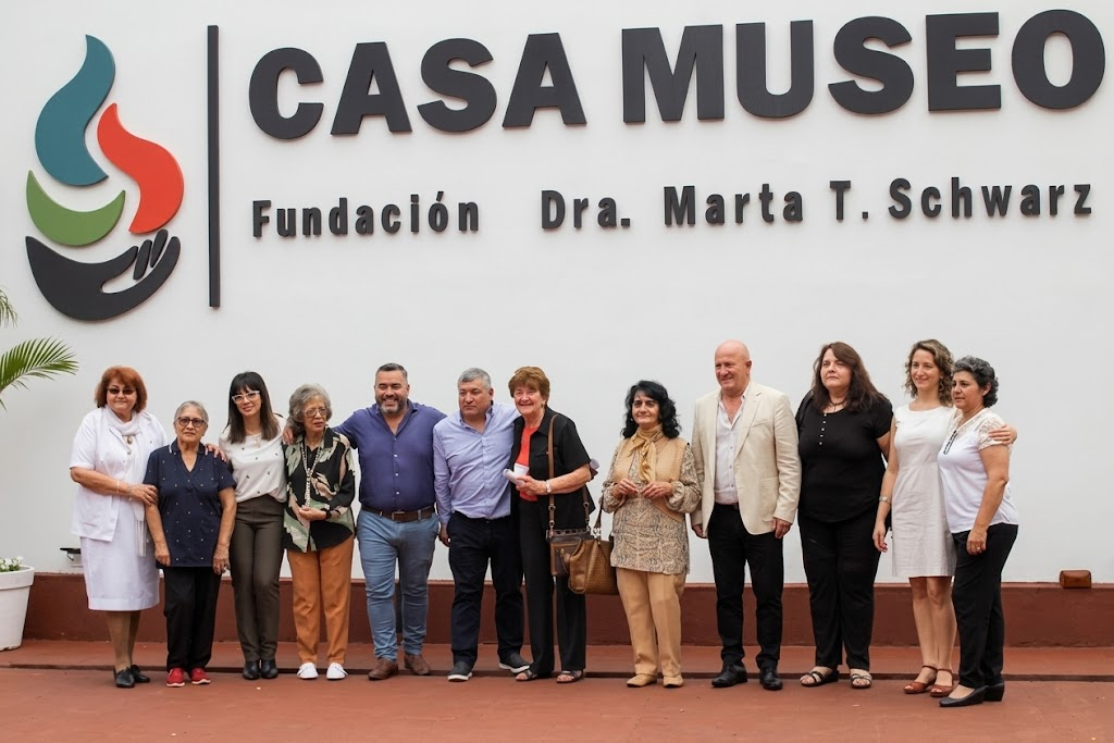 Inauguración de Casa Museo Marta T. Schwarz frente a la marca instalada