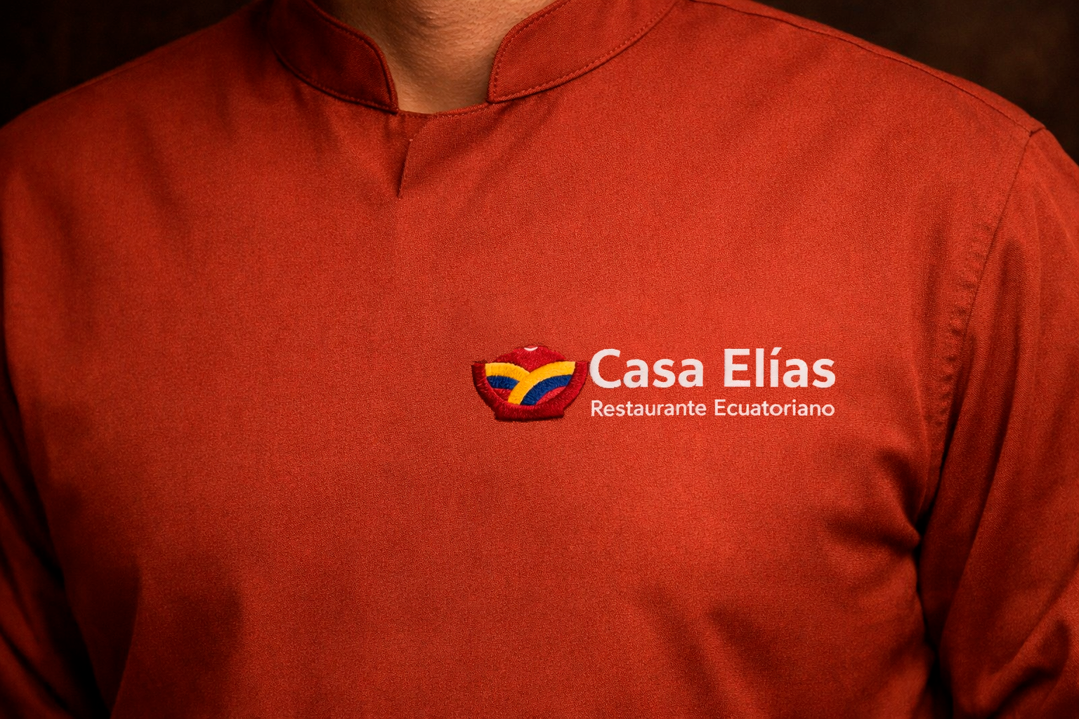 Detalle de la marca Casa Elías aplicada en el uniforme
